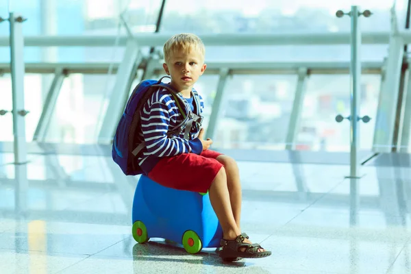 Χαριτωμένο μικρό αγόρι που περιμένει στο αεροδρόμιο — Φωτογραφία Αρχείου