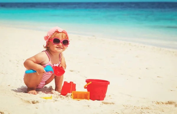 Dziewczynka gry z piasku na plaży — Zdjęcie stockowe