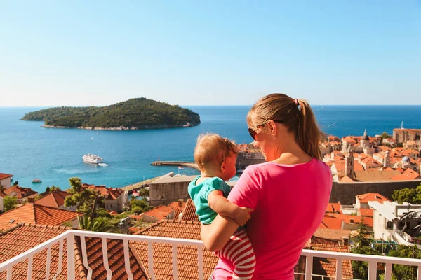 Madre y bebé mirando a Dubrovnik, Croacia — Foto de Stock