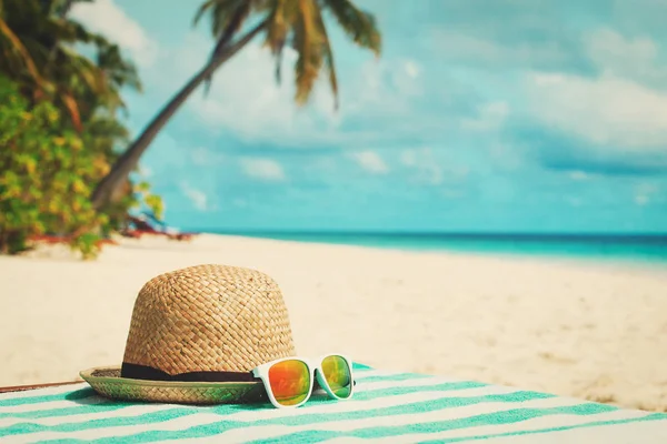 Cappello e occhiali da sole in vacanza tropicale — Foto Stock