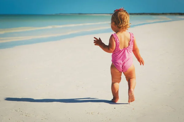 Маленькая девочка пойти плавать на тропический пляж — стоковое фото