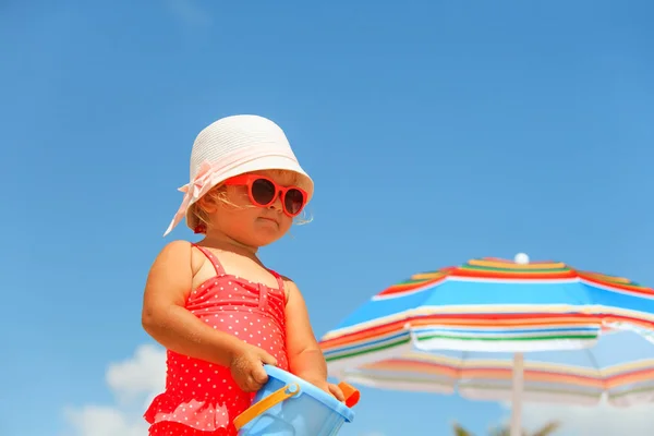 Sevimli küçük kız oyun yaz sahilde — Stok fotoğraf