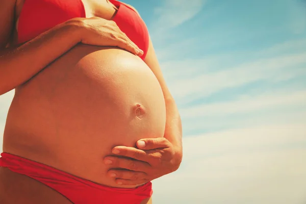 Mulher grávida feliz na praia — Fotografia de Stock