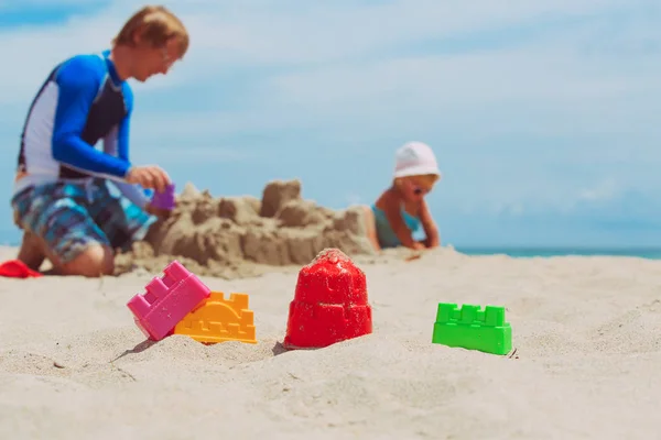 Padre e figlia giocare con sabbia sulla spiaggia — Foto Stock