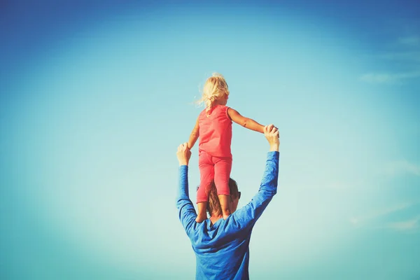 Father and daughter on shoulders play at sky — Stock Photo, Image