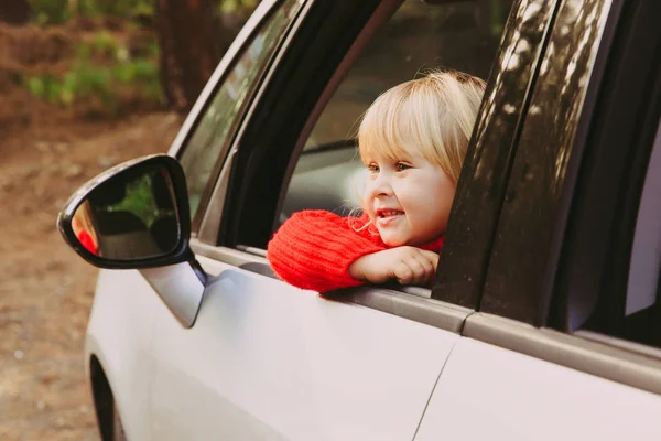 Szczęśliwa dziewczynka podróż samochodem w przyrodzie — Zdjęcie stockowe