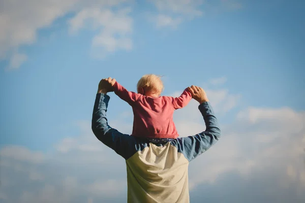 Батько і маленька дочка грають на небі — стокове фото