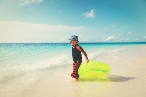 Bambino andare a nuotare sulla spiaggia — Foto Stock