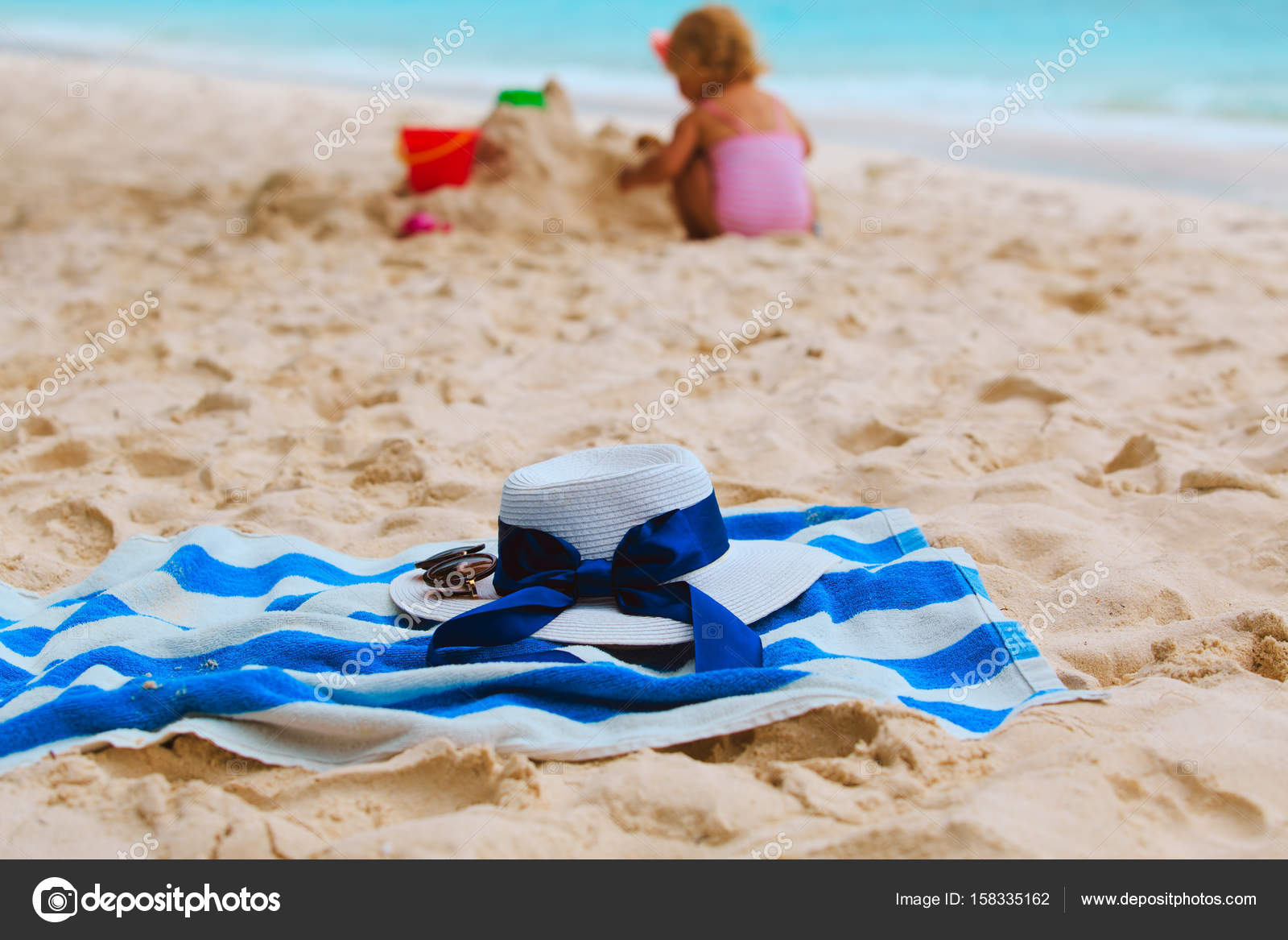 famille à serviette de plage, lunettes de soleil et de la fille ... famille à serviette de plage, lunettes de soleil et de la fille ...