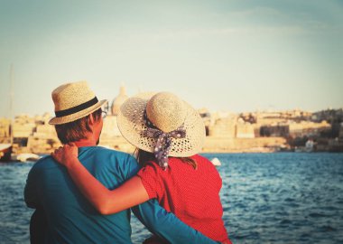 mutlu genç çift Malta'da seyahat