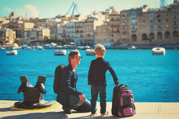 Pappa och Lille son resa i Malta, Europa — Stockfoto