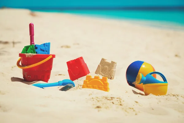 Crianças brinquedos na praia de areia tropical — Fotografia de Stock