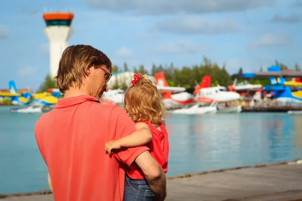 Padre e hija esperando el hidroavión —  Fotos de Stock