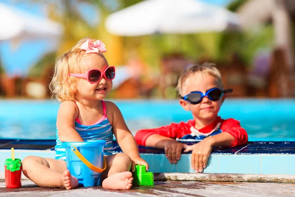 Malý chlapec a dívka hraje v bazénu na pláži — Stock fotografie