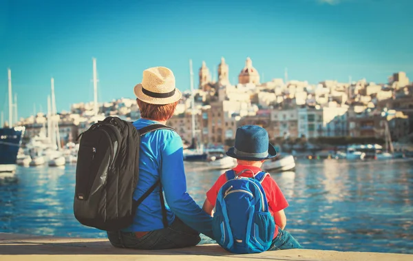 Pai e filho olhando para a cidade de Valetta, Malta — Fotografia de Stock