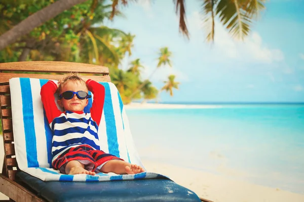 Μικρό αγόρι χαλαρή στην παραλία το καλοκαίρι — Φωτογραφία Αρχείου