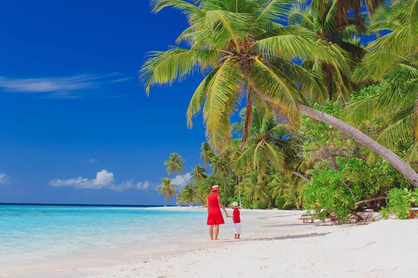 Mãe e filho andando na praia — Fotografia de Stock