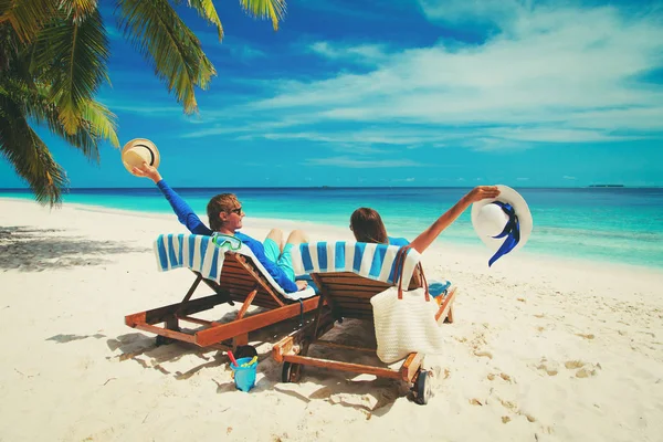 Pareja feliz relajarse en una playa tropical — Foto de Stock