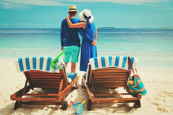 Ευτυχισμένο ζευγάρι χαλαρώνετε σε μια τροπική παραλία — Φωτογραφία Αρχείου