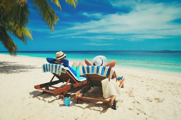 Couple heureux se détendre sur une plage tropicale Image En Vente