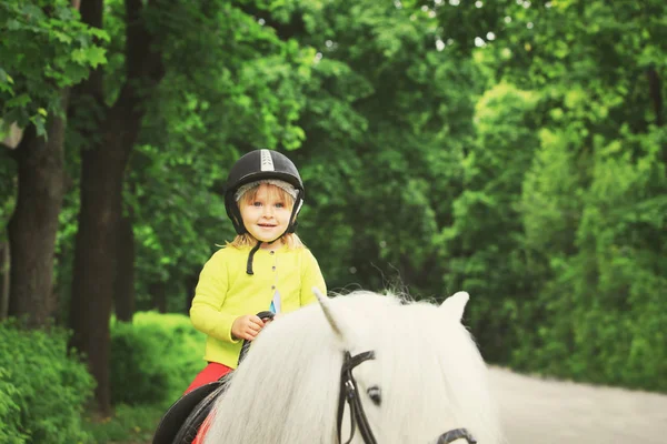 Niña montar a caballo en la naturaleza — Foto de Stock