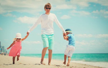 babası küçük oğlu ve kızı ile oynamak plaj