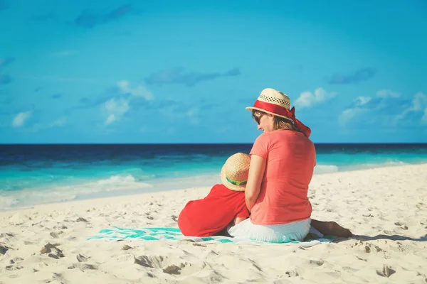 Moeder en zoontje op tropisch strand — Stockfoto