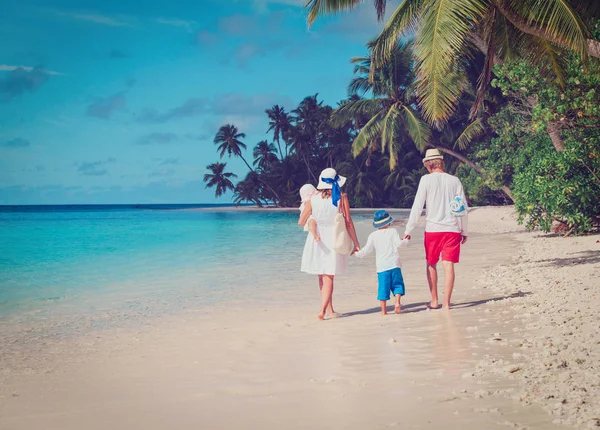Rodzina z małym synem i córką chodzić na plaży — Zdjęcie stockowe