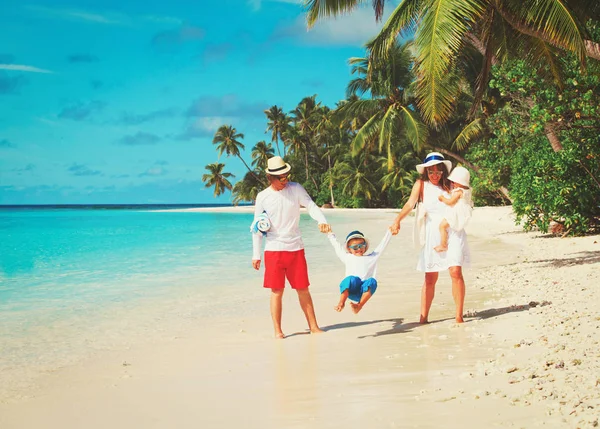 Gezin met kinderen spelen wandelen op strand — Stockfoto