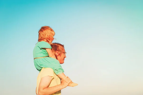 Šťastný otec a malou dceru na modré obloze — Stock fotografie