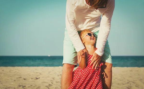 Otec a malá dcera hrát na pláži — Stock fotografie