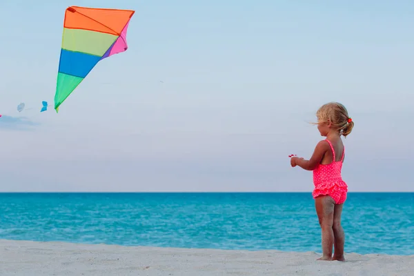 Kislány repülés a kite a strandon — Stock Fotó