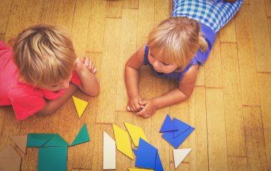 sayı bulmaca ile oynayan çocuklar