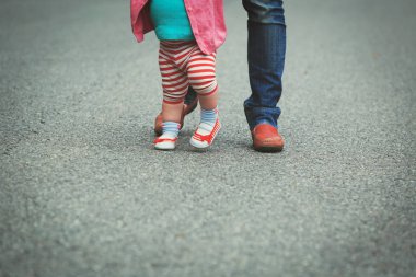 küçük kızın anne açık havada ile ilk adımlar