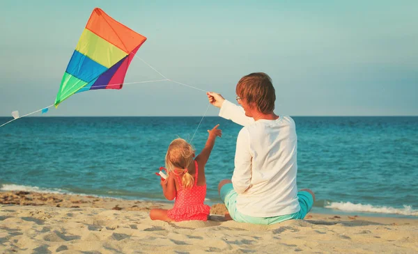 Vader en dochtertje flying kite op sky — Stockfoto