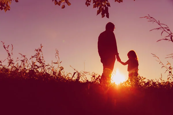 Pai com a filha pequena andar ao pôr do sol — Fotografia de Stock