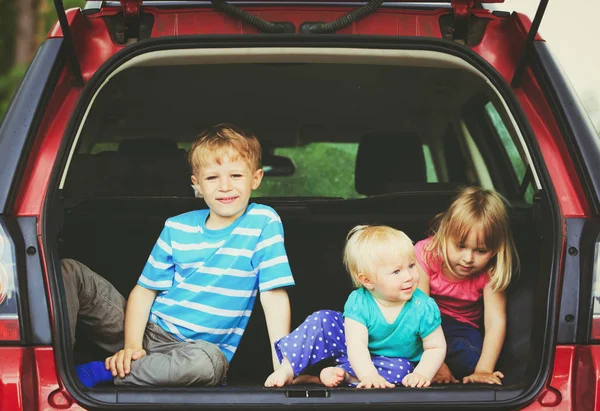 Familie reizen - gelukkig boom kinderen in auto — Stockfoto