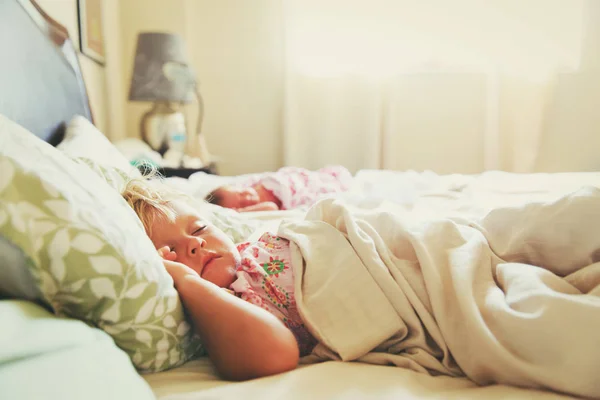 Дети спят в спальне на дому — стоковое фото