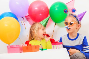 mutlu kız ve erkek hediye doğum günü partisinde ile