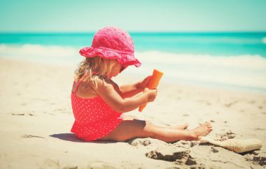 Güneş koruma - suncream Plajı'nda ile küçük kız