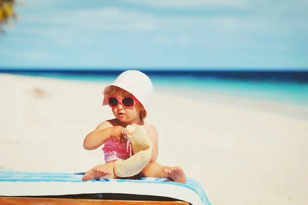 熱帯のビーチでかわいい女の子 — ストック写真