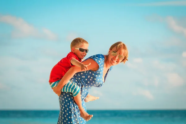 Matka a syn hrát na pláži — Stock fotografie