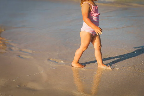 Little girl going to swim on beach — Stock Photo, Image