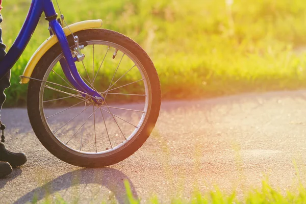 Bambino in bicicletta al tramonto — Foto Stock