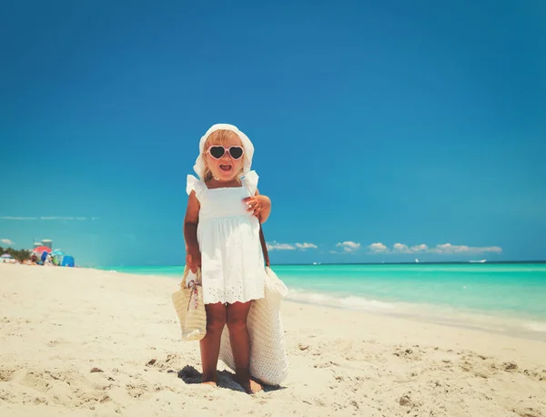 Carina bambina con borse sulla spiaggia — Foto Stock
