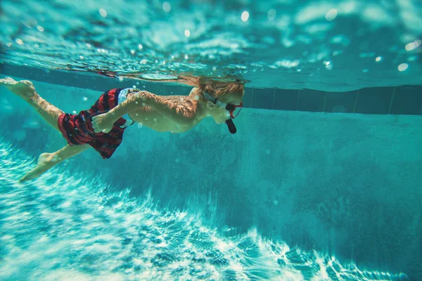 Kleiner Junge schwimmt unter Wasser, aktive Kinder — Stockfoto