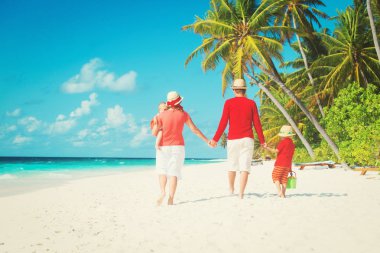 ailenin küçük oğlu ve kızı ile sahilde yürümek