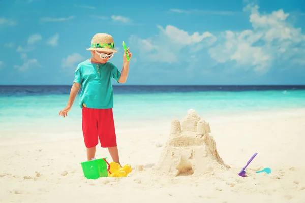 Petit garçon construire château de sable sur la plage — Photo