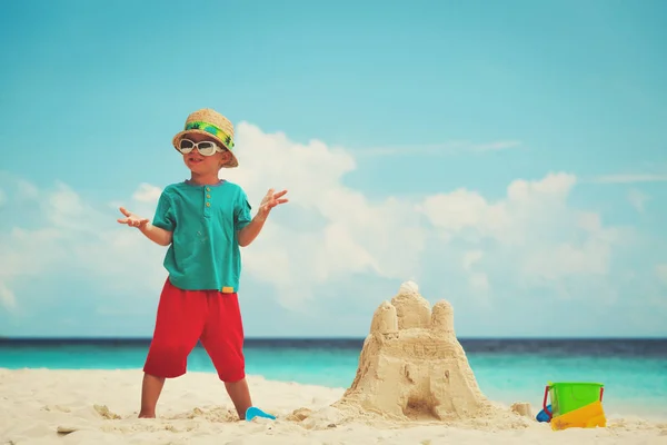 Niño pequeño edificio castillo de arena en la playa —  Fotos de Stock