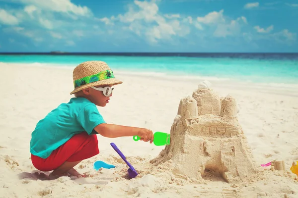 Küçük çocuk bina kum kale kumsalda — Stok fotoğraf